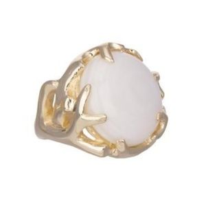 Kendra Scott Jewelry - Kendra Scott Shannon Cocktail Ring in White Pearl Kendra Scott Jewelry - Kendra Scott Shannon Cocktail Ring in White Pearl